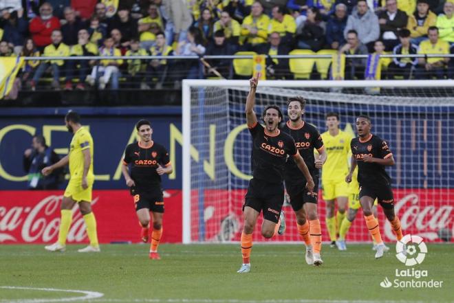 Nico celebra el gol de Cavani ante el Villarreal en La Cerámica. (Foto: LaLiga).