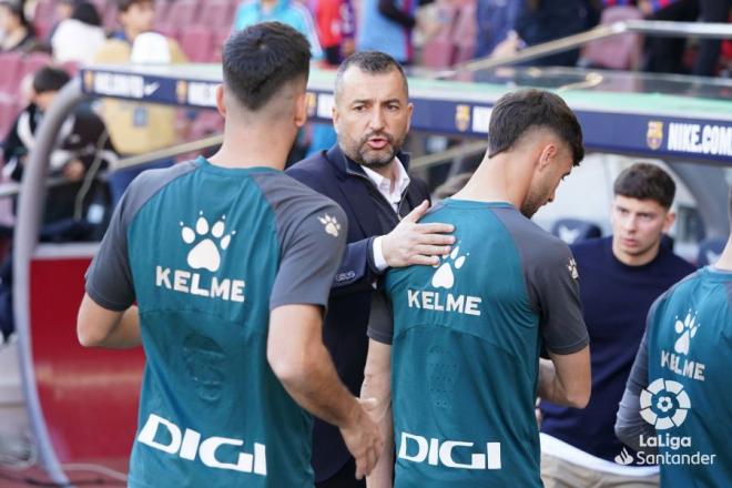 Diego Martínez, tras el calentamiento del Espanyol en el Camp Nou (Foto: LaLiga).