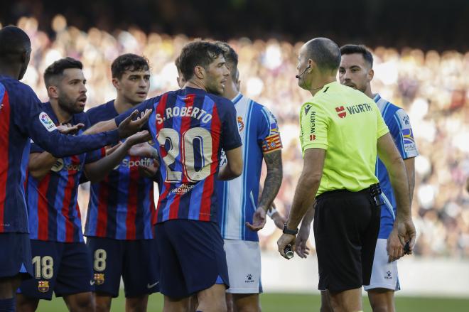 Mateu Lahoz da explicaciones a los jugadores del Barça y el Espanyol (Foto: EFE).