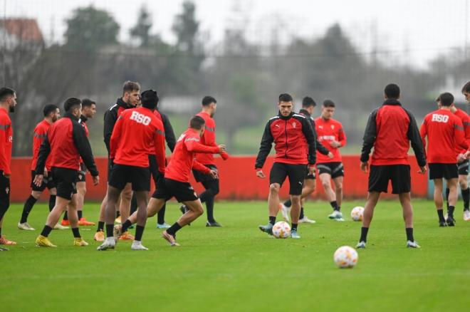 Primer entrenamiento del 2023 en Mareo. (Foto: Sporting de Gijón)