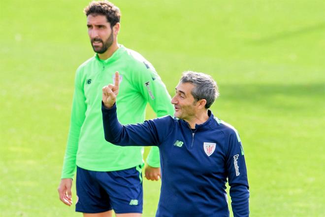 Ernesto Valverde y Raúl García, en Lezama durante un entrenamiento (Foto: Athletic Club).