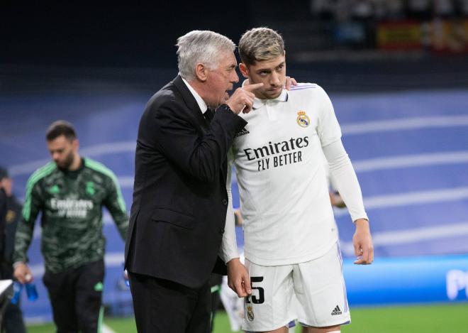 Carlo Ancelotti le da indicaciones a Fede Valverde en un partido del Real Madrid (Foto: Cordon Pres