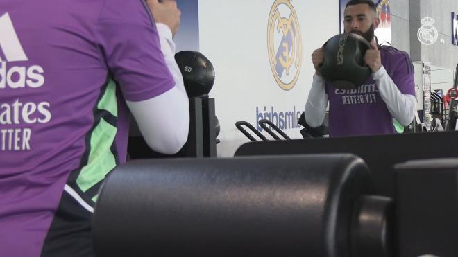 Karim Benzema realiza ejercicios en el gimnasio durante el entrenamiento de este domingo
