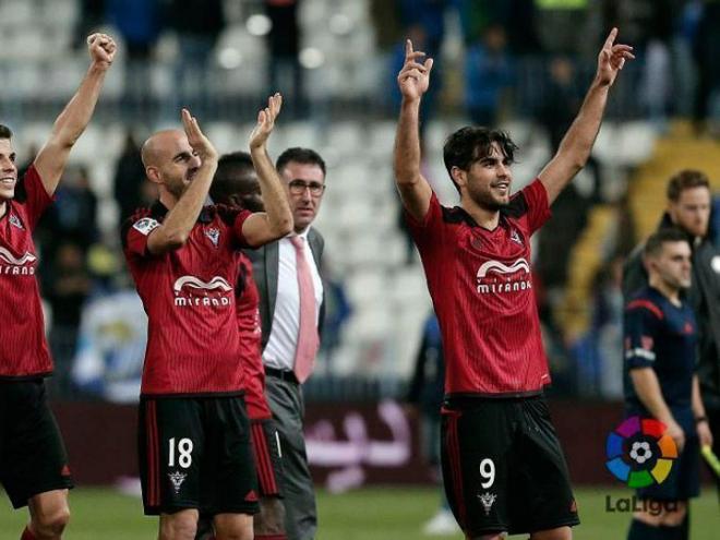 Los jugadores del Mirandés celebran su victoria ante el Málaga en la Copa del Rey de la 2015/2016 (Foto: LaLiga).
