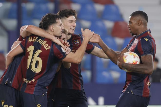 Álex Muñoz, Pepelu y Wesley celebran un gol en el Levante-Getafe de Copa del Rey (Foto: EFE).