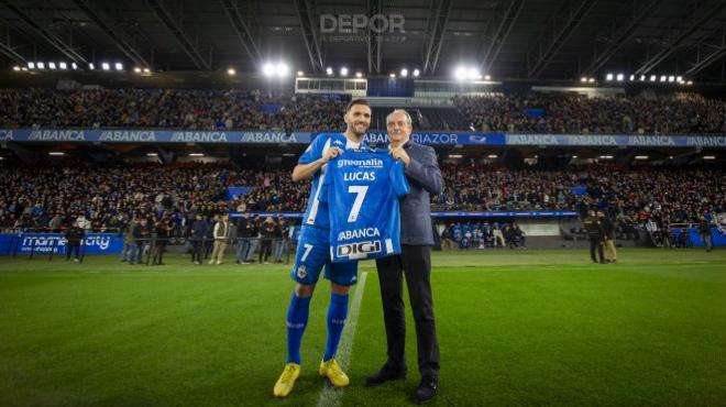 Lucas Pérez en su presentación como nuevo jugador del Deportivo (Foto: RCD)