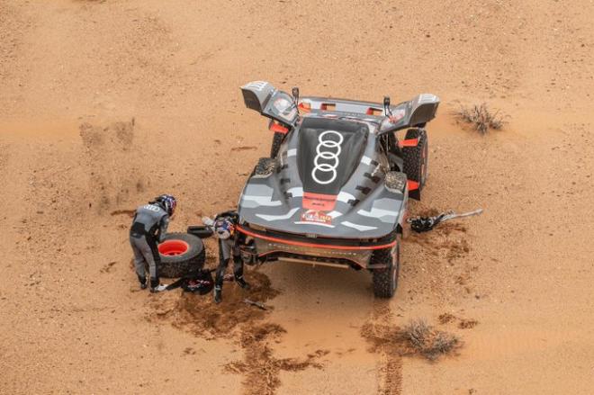 Carlos Sainz reparando su coche en el Dakar 2023 (Foto: Dakar Rally).
