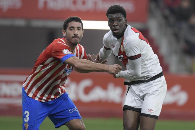 Cote con Nteka en el Sporting-Rayo de Copa del Rey (Foto: EFE).