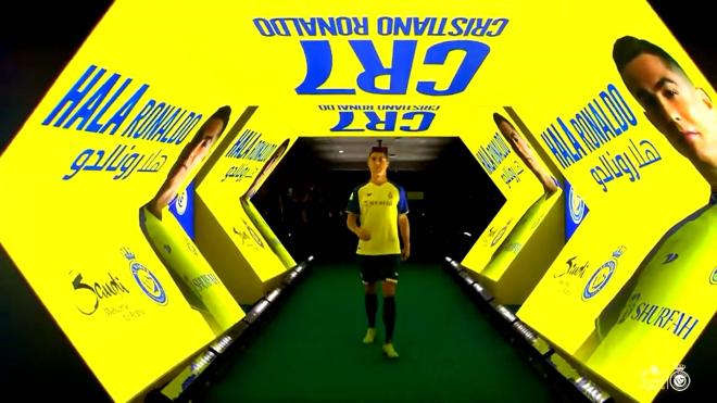 Cristiano Ronaldo cruza el túnel de vestuarios para salir a su presentación como nuevo jugador del Al Nassr