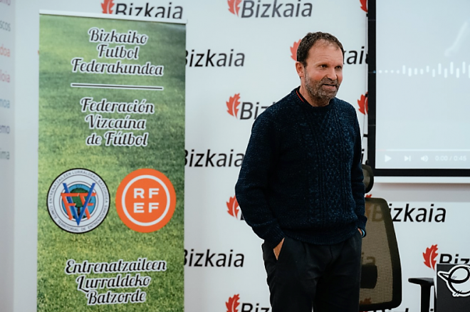 Iñaki Alonso, entrenador de fútbol y especialista en Derechos de la Infancia, es el autor de este artículo.