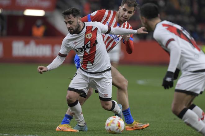 Rivera presiona a Unai López en el Sporting-Rayo (Foto: EFE).