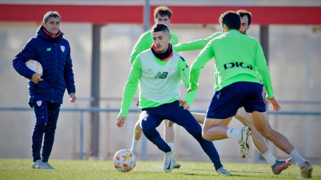 Valverde observa la jugada de Oihan Sancet en Lezama (Foto: Athletic Club).