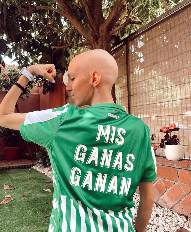 Elena Huelva, con la camiseta del Real Betis (Foto: Instagram).