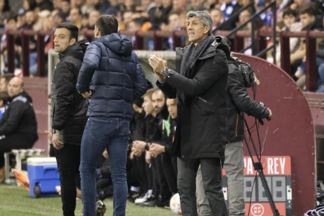 Alguacil da instrucciones a sus jugadores en el UD Logroñés-Real Sociedad (Foto: EFE).