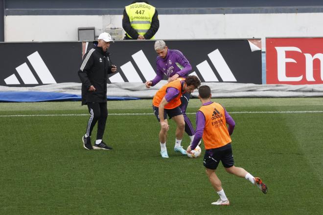 Carlo Ancelotti, pendiente de Valverde y Odriozola en un entrenamiento Real Madrid (Foto: Cordon Press).
