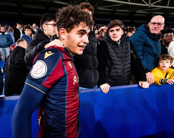 La alegría de Andrés tras su debut con el primer equipo en Copa ante el Getafe el 3 de enero de 2023 (Foto: LUD).