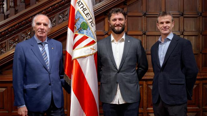 El 'Txopo' Iribar, el embajador zurigorri Jon Rahm y el presidente del Athletic Club, Jon Uriarte, en Ibaigane.