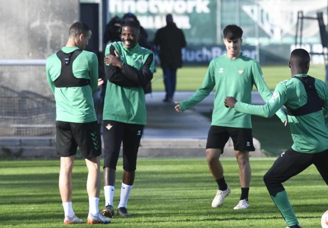 Sonrisas y buen ambiente en el entrenamiento del Betis (Foto: Kiko Hurtado)