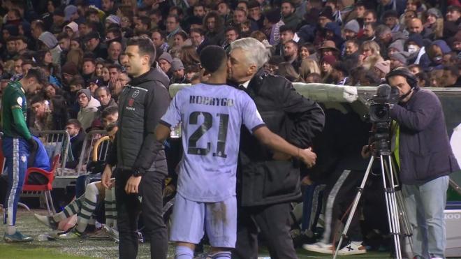 Rodrygo marca un golazo al Cacereño, se acerca al banquillo y Ancelotti no puede evitarlo.