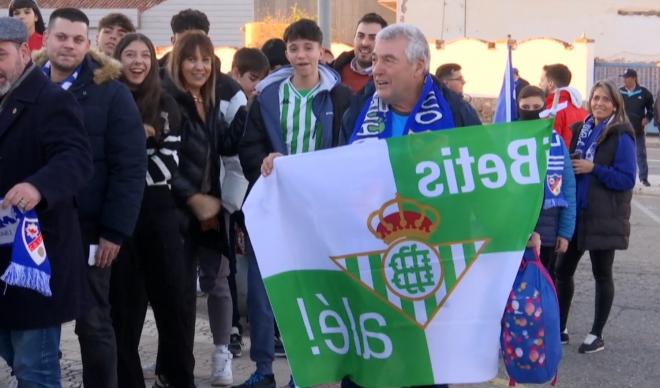 Linares y Betis: muchó bético entre los aficionados mineros.