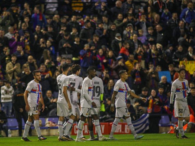 Los jugadores del Barcelona, ante el Intercity (Foto: Cordon Press).