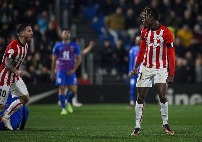 Nico Williams celebra con Iker Muniain su gol en Copa ante el CD Eldense (Foto: Cordon Press).