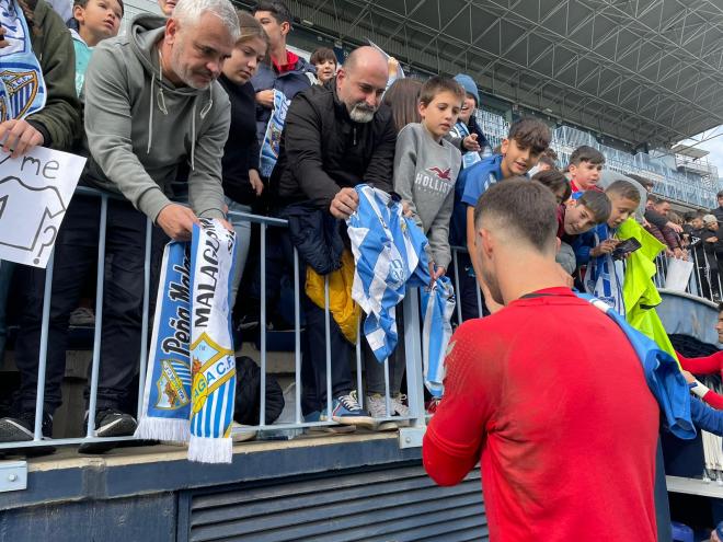 Rubén Yáñez firma una camiseta a unos aficionados (Foto: María Naranjo).