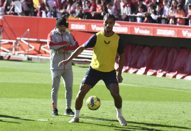Badé, en su primer entrenamiento con el Sevilla, ante Sampaoli (Foto: Kiko Hurtado).