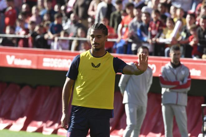 Badé, en su primer entrenamiento con el Sevilla (Foto: Kiko Hurtado).