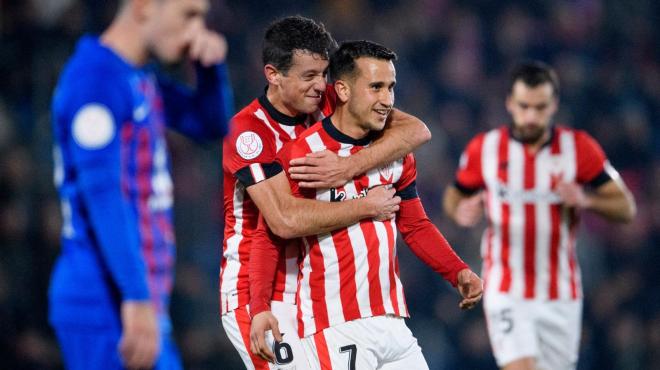 Vesga abraza a Berenguer en Copa ante el CD Eldense (Foto: Athletic Club).