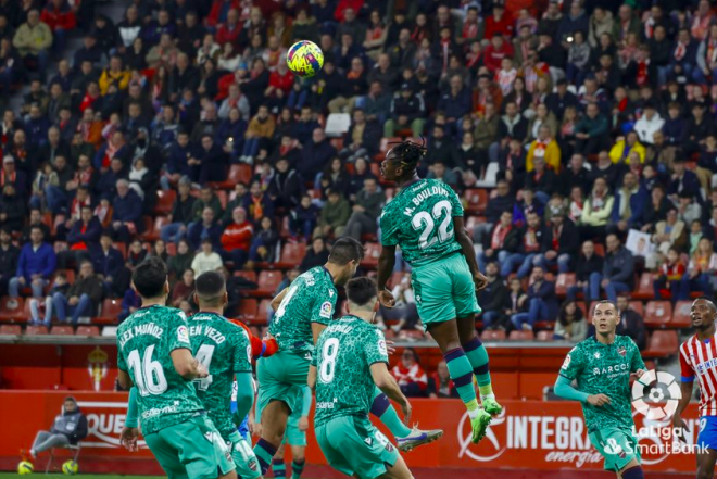 Bouldini remata un balón con el Levante ante el Sporting de Gijón. (Foto: LaLiga).