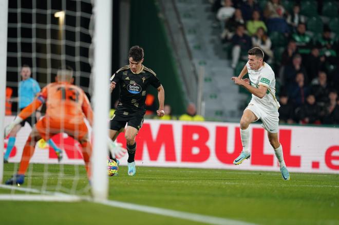 Gabri Veiga ante el Elche en el Martínez Valero. (Foto: LaLiga)