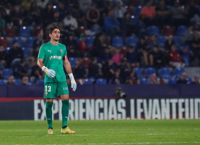 Diego Mariño, en un partido del Sporting (Foto: CordonPress).