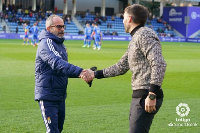 Cervera saluda a Eder Sarabia antes del Oviedo-Andorra (Foto: LaLiga).