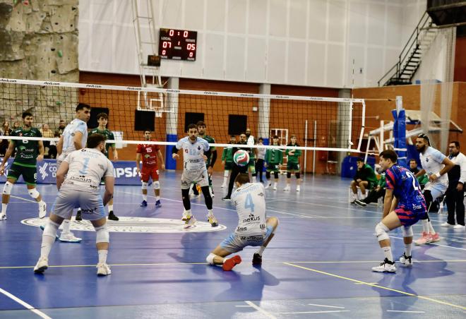 Conqueridor vuelve de las vacaciones inspirado y tumba a Unicaja Almería por tres sets a cero