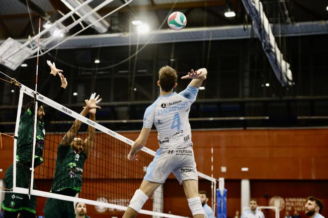 Conqueridor vuelve de las vacaciones inspirado y tumba a Unicaja Almería por tres sets a cero