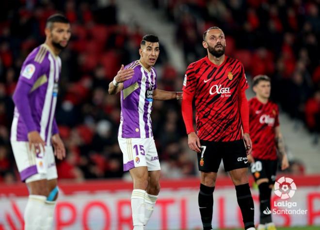 El Yamiq defiende a Muriqi en el Mallorca-Real Valladolid.