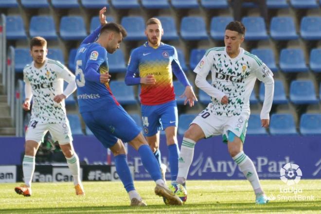 Hugo Rama encima a un rival en el Andorra-Oviedo (Foto: LaLiga).
