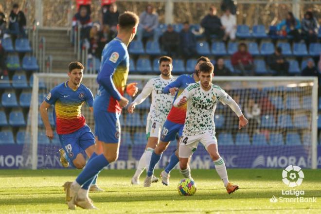 Jimmy controla el balón ante rivales del Andorra (Foto: LaLiga).