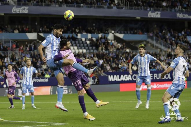 Juande despeja un balón ante el Tenerife (Foto: LaLiga).