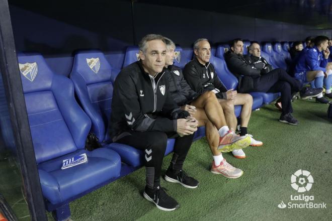 Nacho Pérez, en el banquillo de La Rosaleda (Foto: LaLiga).