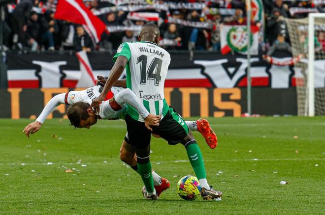 William Carvalho pugna por un balón (foto: EFE).
