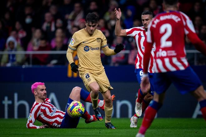 Pedri salva una entrada en el Atlético de Madrid-Barcelona (Foto: Cordon Press).