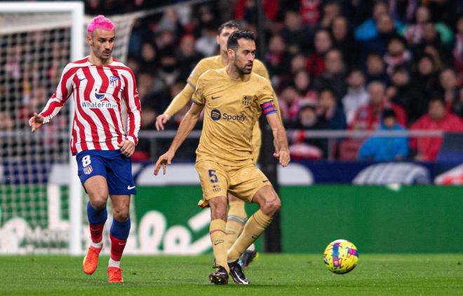 Sergio Busquets da un pase en el Atlético de Madrid-Barcelona bajo las órdenes de Xavi Hernández (Foto: Cordon Press).