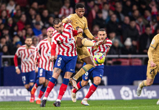 Giménez pelea con Ansu Fati en el Atlético de Madrid-Barcelona (Foto: Cordon Press).