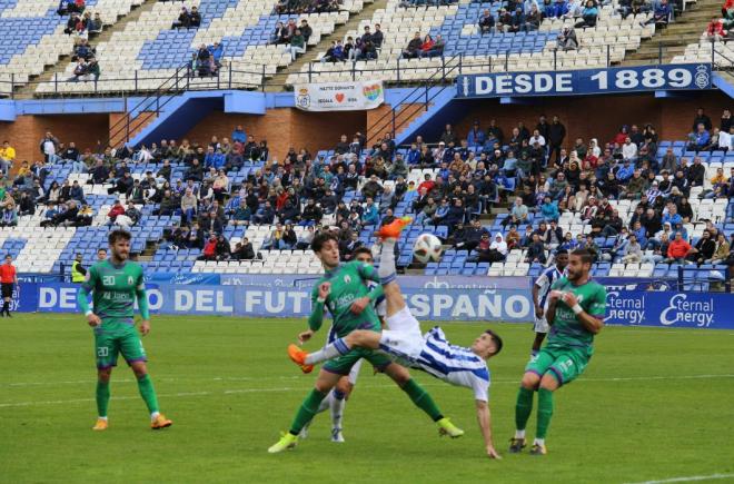 Sergio Chinchilla remata el balón para anotar su gol al Atlético Mancha Real (Foto: @recreoficial