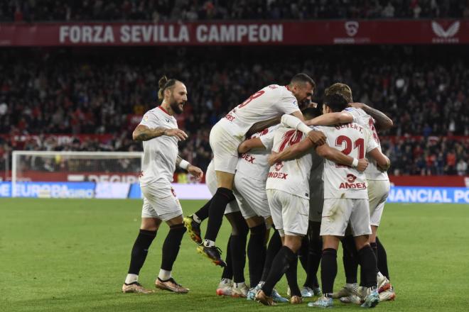 El Sevilla celebra el gol de Acuña al Getafe (Foto: Kiko Hurtado).