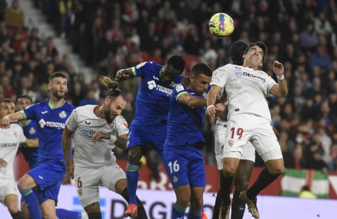 Acuña remata para hacer el 1-0 en el Sevilla-Getafe (Foto: Kiko Hurtado).