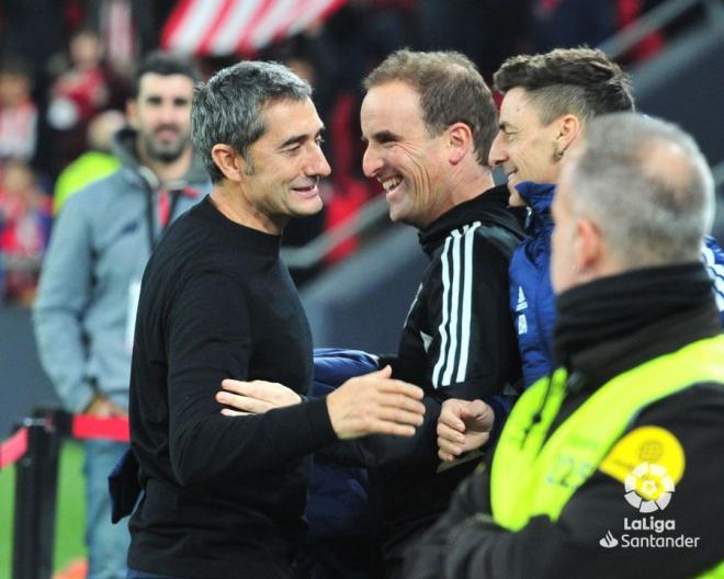 Ernesto Valverde saluda a Jagoba Arrasate en el duelo del Athletic ante Osasuna en San Mamés (Foto: LaLiga).