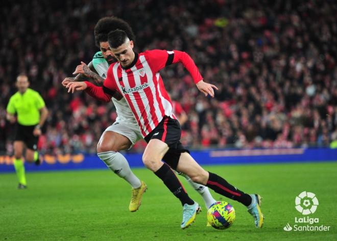 Oihan Sancet cabalga para el Athletic Club ante Osasuna en San Mamés (Foto: LaLiga).